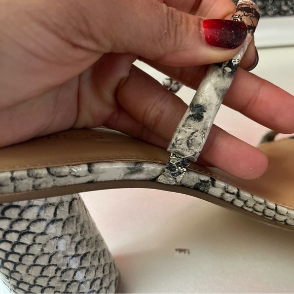 Expressss snakeskins block heels sandals. Size 7 - Picture 4 of 6